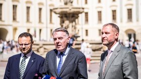 Ředitel Českého rozhlasu René Zavoral, ředitel Evropské vysílací unie Noel Curran a ředitel České televize Jan Souček během briefingu po jednání s prezidentem Petrem Pavlem. (18. 6. 2024)