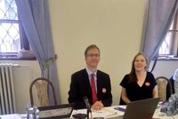 Čižinský na zastupitelstvo nosí palestinskou vlajku. A vzkazuje: „Budu v tom pokračovat“