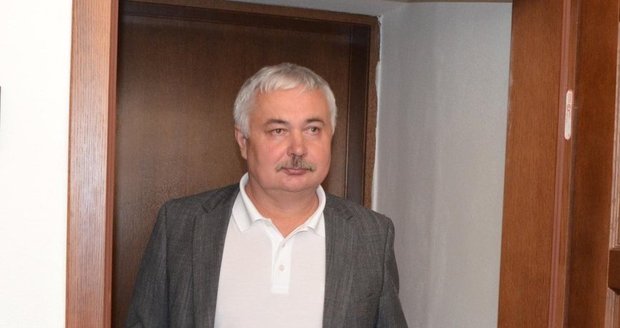 Kmotr ODS Pavel Dlouhý u soudu tvrdil, že jel maximálně stovkou.
