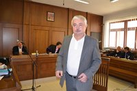 Kmotr Dlouhý (ODS) u soudu: Ututlali jeho přestupek, teď proti nim svědčí!