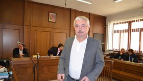 Kmotr Dlouhý (ODS) u soudu: Ututlali jeho přestupek, teď proti nim svědčí!