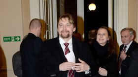 Pavel Dobeš v roce 2012 coby ministr dopravy přichází na Žofín na vyhlášení fotbalisty roku