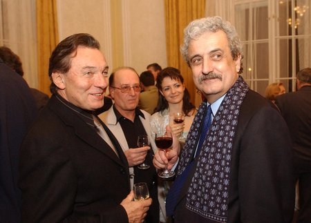 Pavel Dostál coby ministr kultury s Karlem Gottem a Petrem Jandou