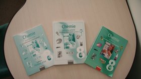 Učebnice Chemie pro 8. ročníky ZŠ, která vyhrála v mezinárodní knižní soutěži