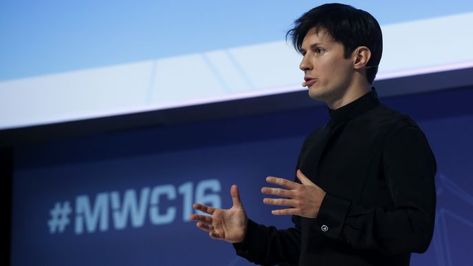 Zakladatel a šéf společnosti Telegram Pavel Durov se objevuje na veřejnosti zřídka. Na tomto archivním snímku z roku 2016 přednáší na veletrhu Mobile World Congress v Barceloně.