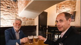 Prezident Petr Pavel vyrazil s princem Edwardem na pivo do Malostranské besedy