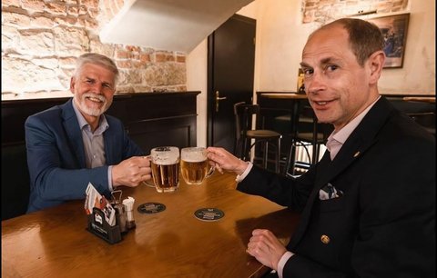 Nejmladší bratr krále Karla III. je v Praze. Princ Edward vyrazil na pivo s Pavlem