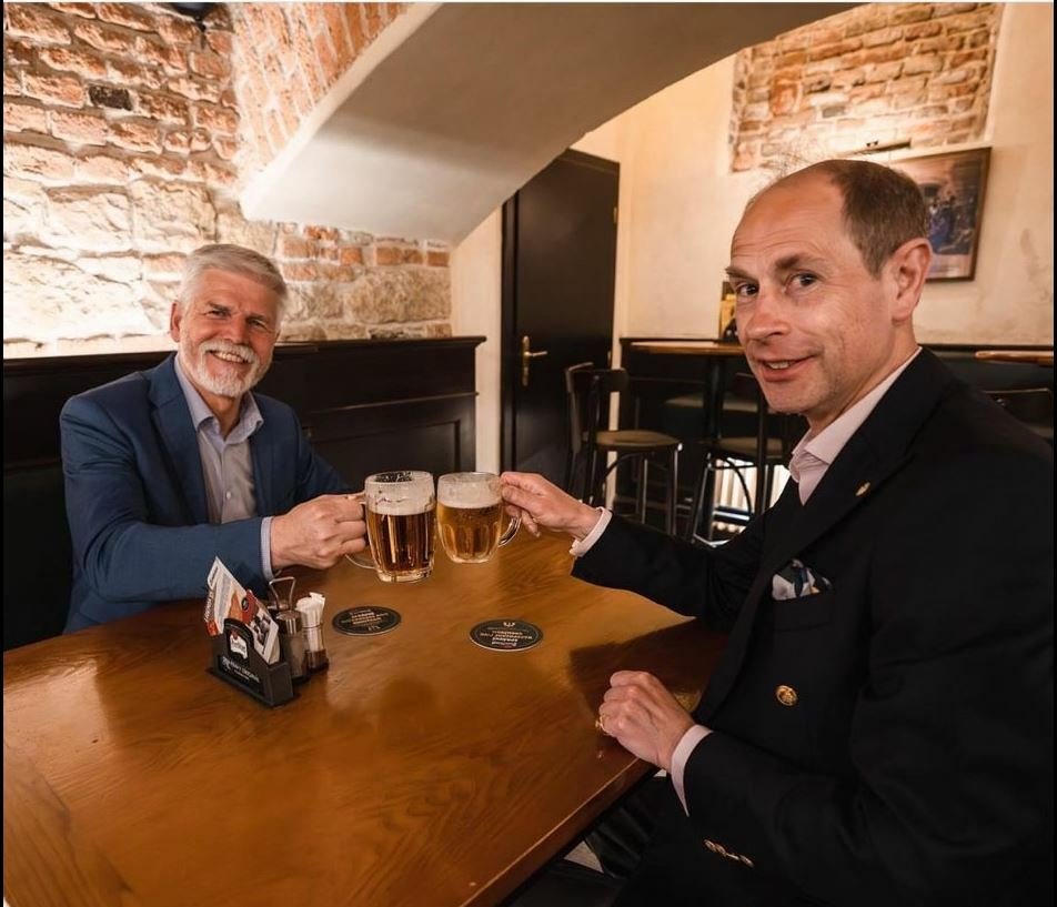 Prezident Petr Pavel vyrazil s princem Edwardem na pivo do Malostranské besedy.