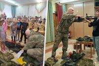 Ruský veterán ukazoval dětem ve školce kalašnikov i granátomet. „Pravý obránce,“ chválí zastánci