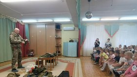 Veterán v Rusku ukazoval zbraně žákům mateřské školky, přinesl granátomety i kalašnikov.
