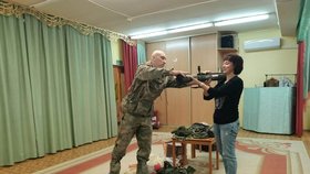 Veterán v Rusku ukazoval zbraně žákům mateřské školky, přinesl granátomety i kalašnikov.