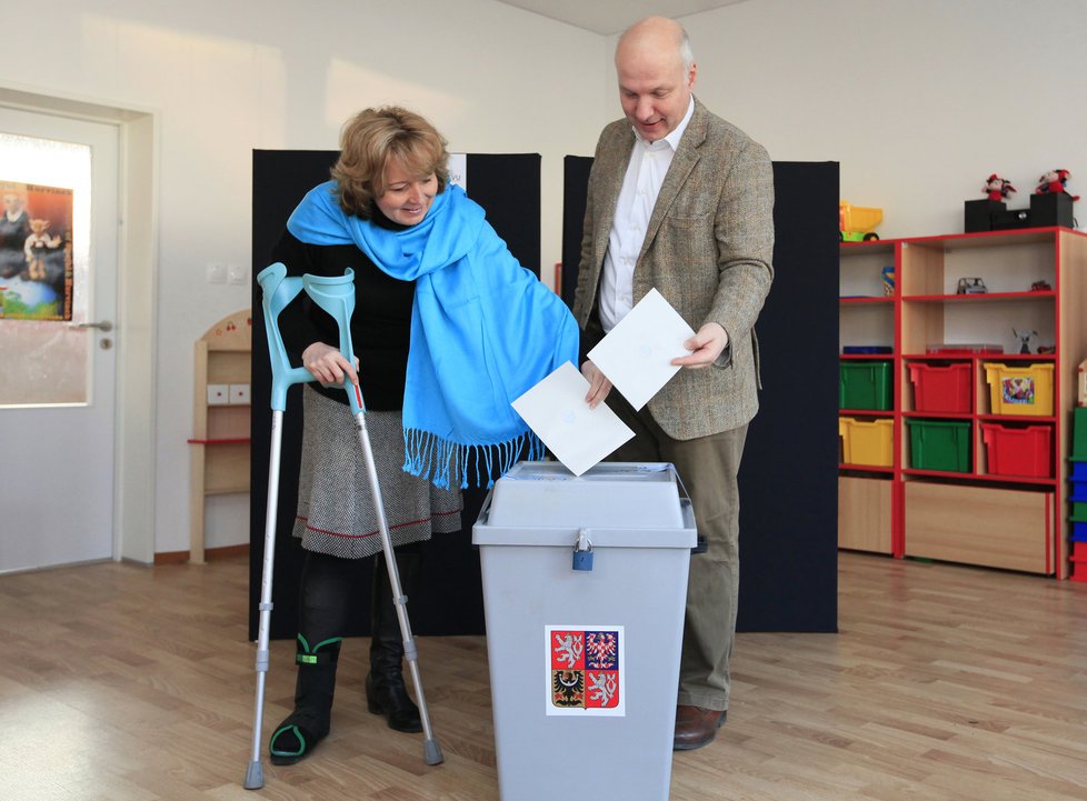 Třetí muž prezidentských voleb 2018 Pavel Fischer volil ve 2. kole v Pitkovicích spolu s manželkou Klárou.