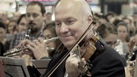 Pavel Fischer na lidové škole umění vystudoval hru na housle.