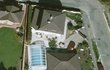 Letecký pohled na Horákův dům se zahradou a bazénem.