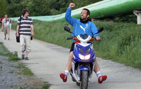 Vzhůru pro bankovky! Pavel Horváth na svém skútru vyráží do Ligy mistrů.