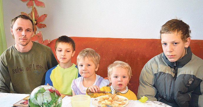 Manžel zmizelé Jany Pavel Paur s dětmi: Pavlem, Míšou, Šárkou a Davidem