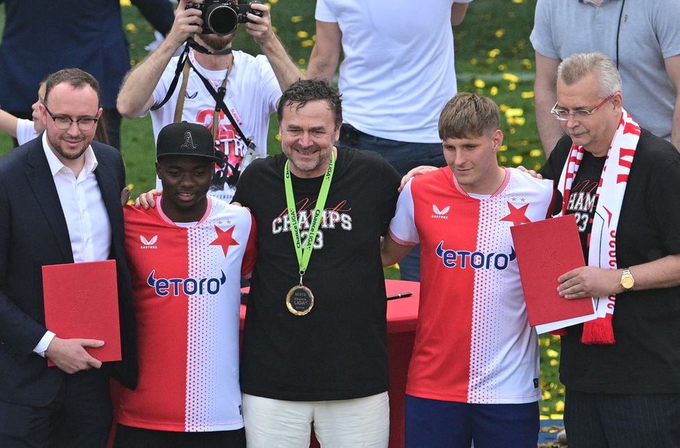 Oslavy titulu ONLINE: Slavia přímo na pódiu představila posily! Zazpívala Vondráčková Oslavy titulu ONLINE: Slavia přímo na pódiu představila posily! Zazpívala Vondráčková