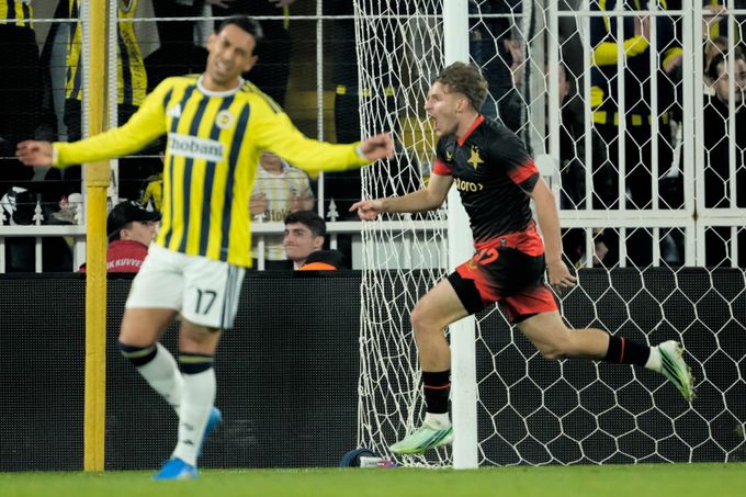 Fenerbahce - Slavia 2:2. Bláznivý úvod a první bod v Lize mistrů. Trefil ho Kačor Fenerbahce - Slavia 2:2. Bláznivý úvod a první bod v Lize mistrů. Trefil ho Kačor