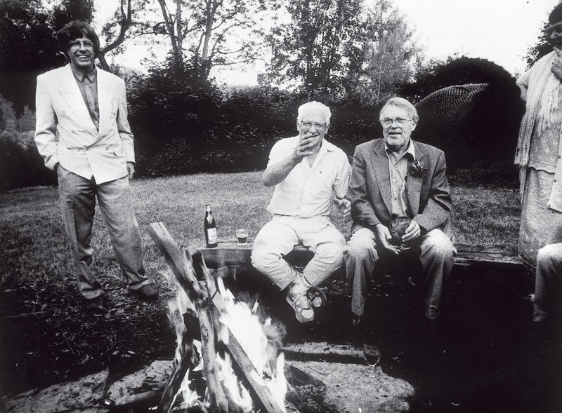 Kolegové spisovatelé (zleva) Ivan Klíma, Arnošt Lustig a Pavel Kohout u posledního jmenovaného na Sázavě v roce 1995