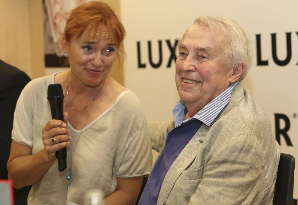 Pavel Kohout na křtu nové memoárové knihy s dcerou Terezou Boučkovou (61).