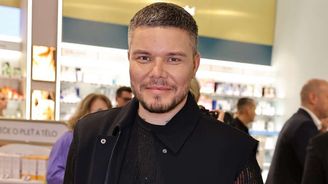 Vizážista Pavel Kortan: Pro Hanychovou by byl prodej make-upu risk. Doba je agresivní, chci z žen dělat mrchy! Vizážista Pavel Kortan: Pro Hanychovou by byl prodej make-upu risk. Doba je agresivní, chci z žen dělat mrchy!