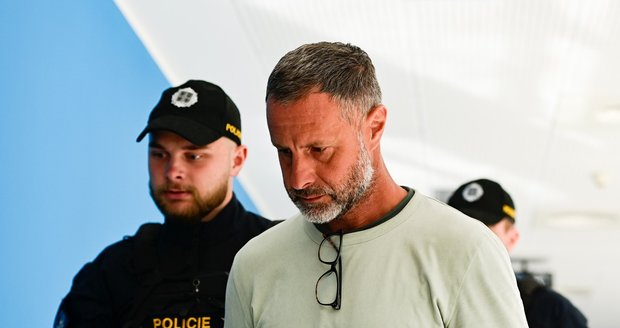 Policisté přivádějí podnikatele Pavla Kose k soudu, který rozhodoval o jeho vazbě, 21. června 2022, Praha.