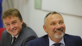 Šéf poslanců KSČM Pavel Kováčik (vpravo) si své soukromí bedlivě hlídá