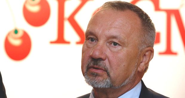 Šéf poslanců KSČM Kováčik leží ve vážném stavu v nemocnici. Měl propadnout střechou