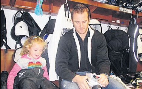 Starostlivý táta Pavel Kubina nasazuje na svém místě v kabině Tampy Bay Terezce hokejové brusle