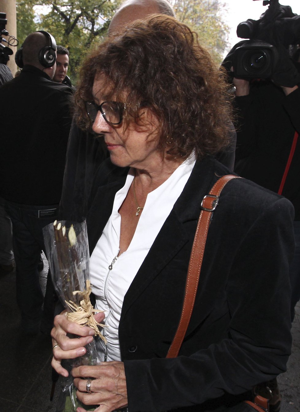 Marie Rottrová přišla s kyticí, kterou položí k rakvi herce.