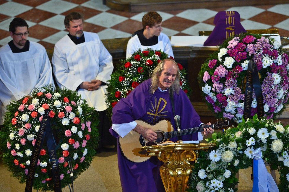 Kněz Ladislav Heryán zvaný „Pastor undergroundu“ brnkal během pohřbu na kytaru.