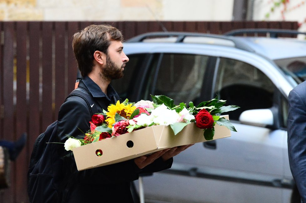 Květiny z kostela byly doneseny na kar.