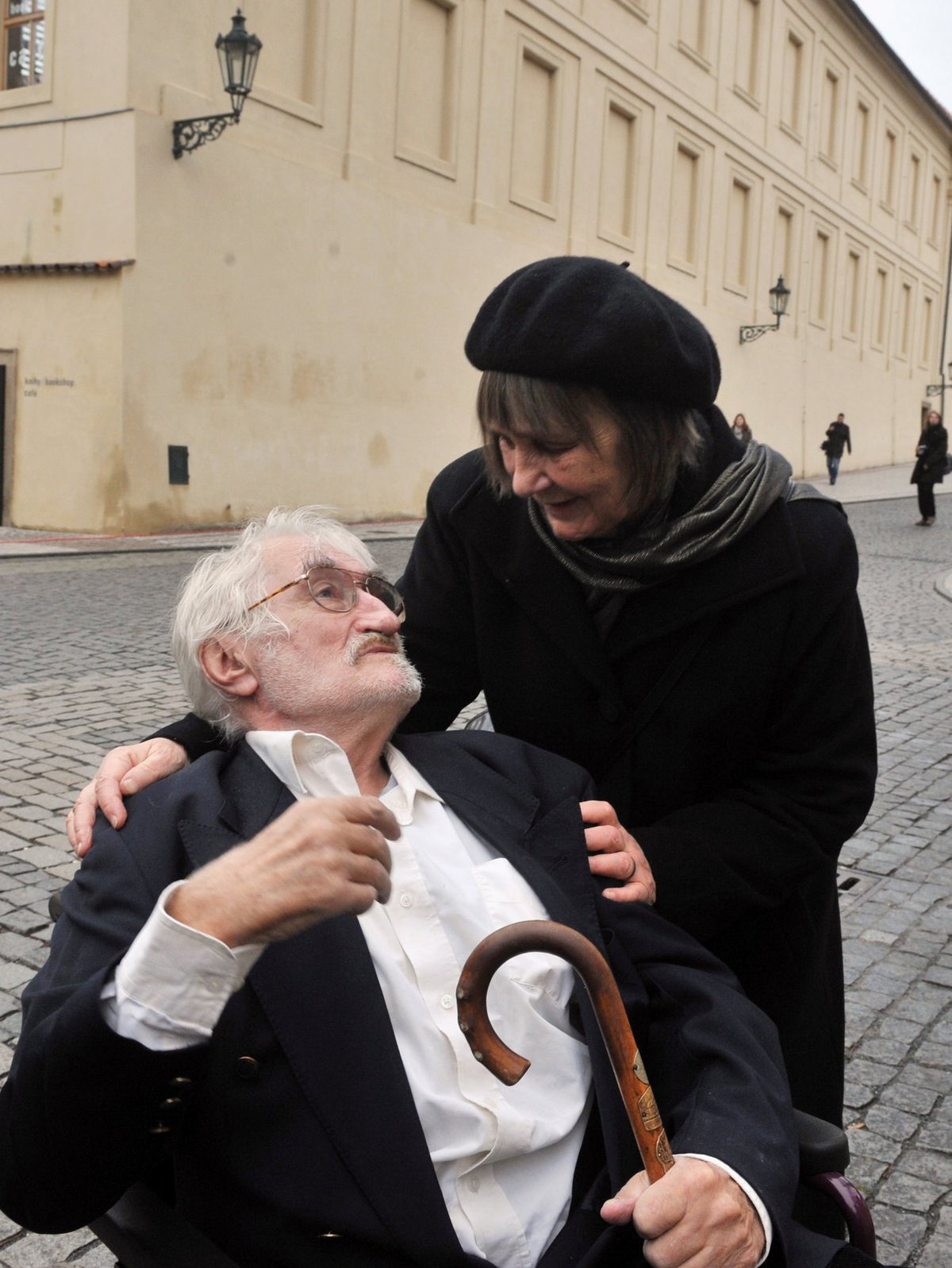 Pavel Landovský ve chrámu sv. Víta do konce obřadu nevydržel, trápil ho chlad