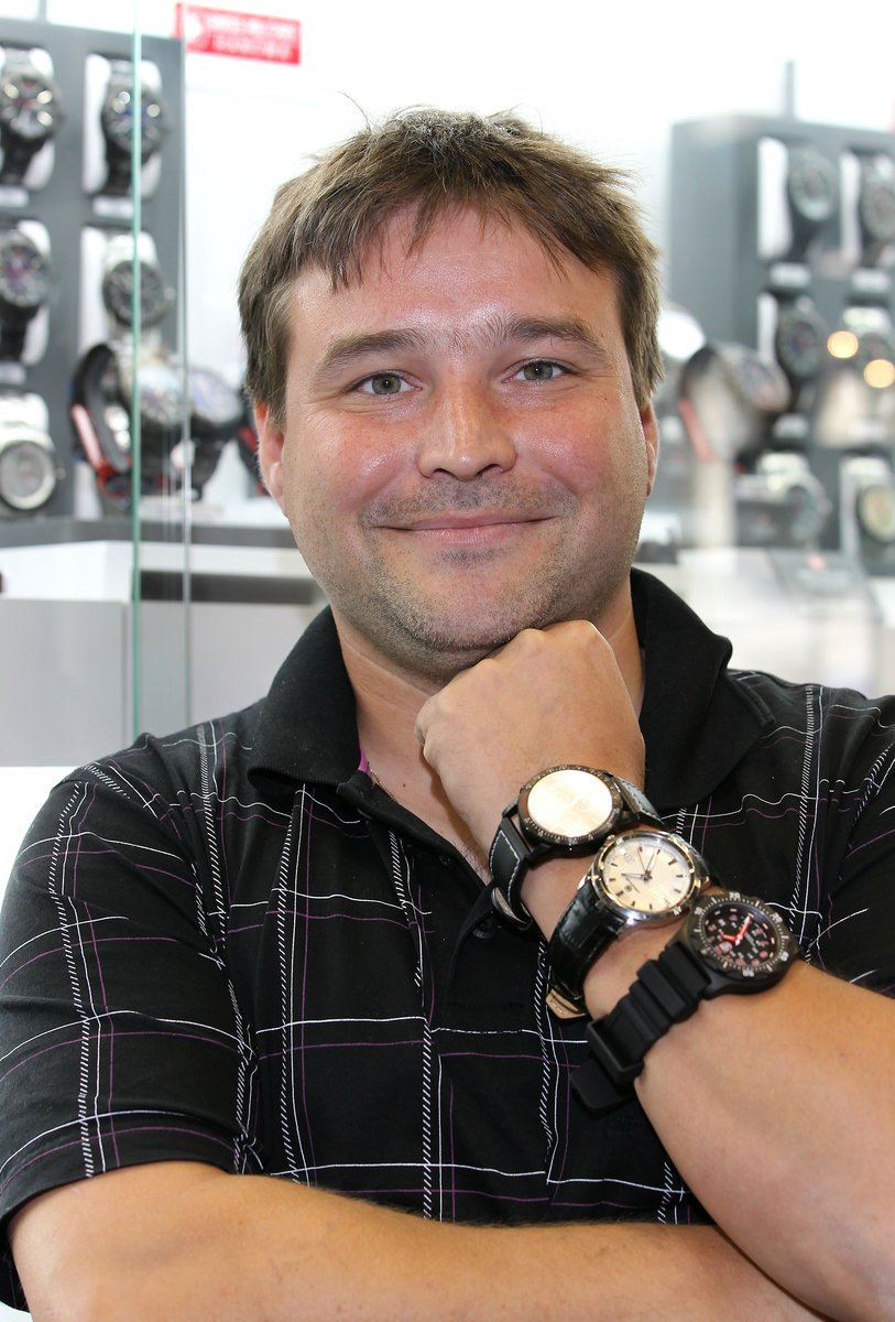 Pavel Mang v současnosti prodává švýcarské hodinky.