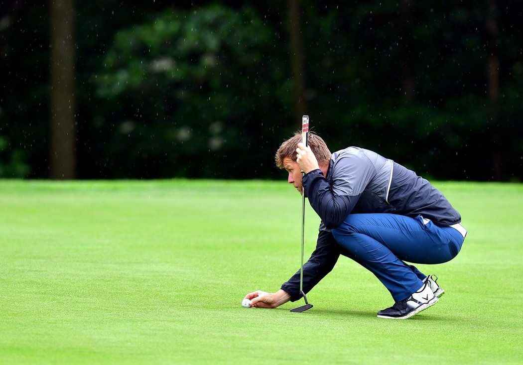 Pavel Mareš si vyměřuje vzdálenost na golfovém turnaji někdejších fotbalových hvězd