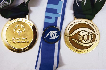 Medaile nejcennější – zlatá a bronzová za plavání ze Speciální olympiády 2007 v Číně