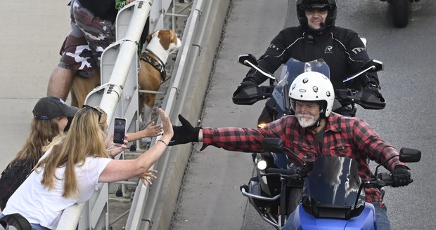 Prahou projelo 800 motorkářů v čele s prezidentem Pavlem.