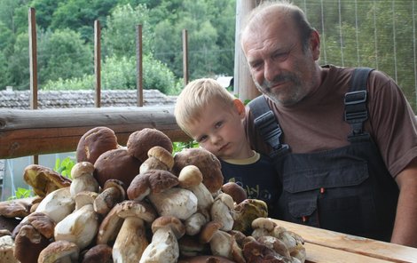 Čtenář Aha! Pavel Moulis se svým vnoučkem z Rokycanska našli kopu hřibů.