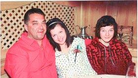 Pavel Musela (vlevo) s rodinou, po pádu z posedu ochrnul