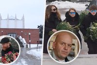 Zasněžený pohřeb Pavla Nečase (†59): Flaška na cestu, tátovy brýle a kdo chyběl?