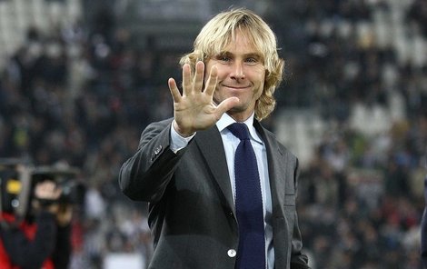 Ciao, dneska mám narozeniny. Oslavenec Nedvěd v kvádru manažera Juventusu.