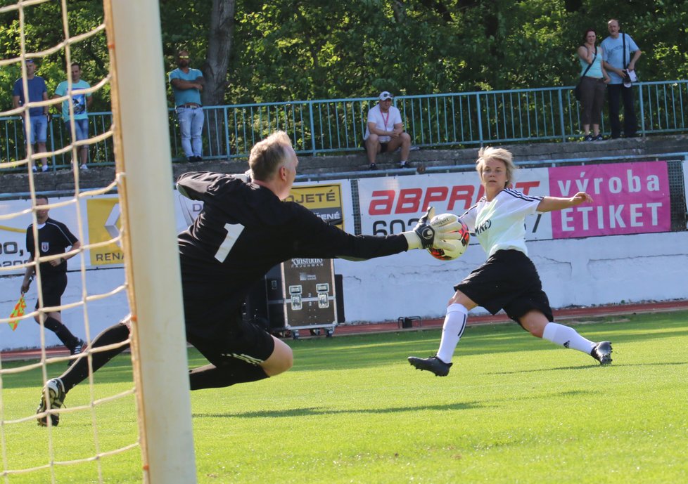 V týmu Pavla Nedvěda se představily i dvě hráčky FC Nesyt Hodonín. Alexandra Blahová pořádně prověřila brankáře hodonínské staré gardy.