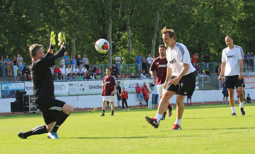 Karel Poborský se pokusil přelobovat brankáře hodonínské staré gardy, ale jeho pokus mu nevyšel.