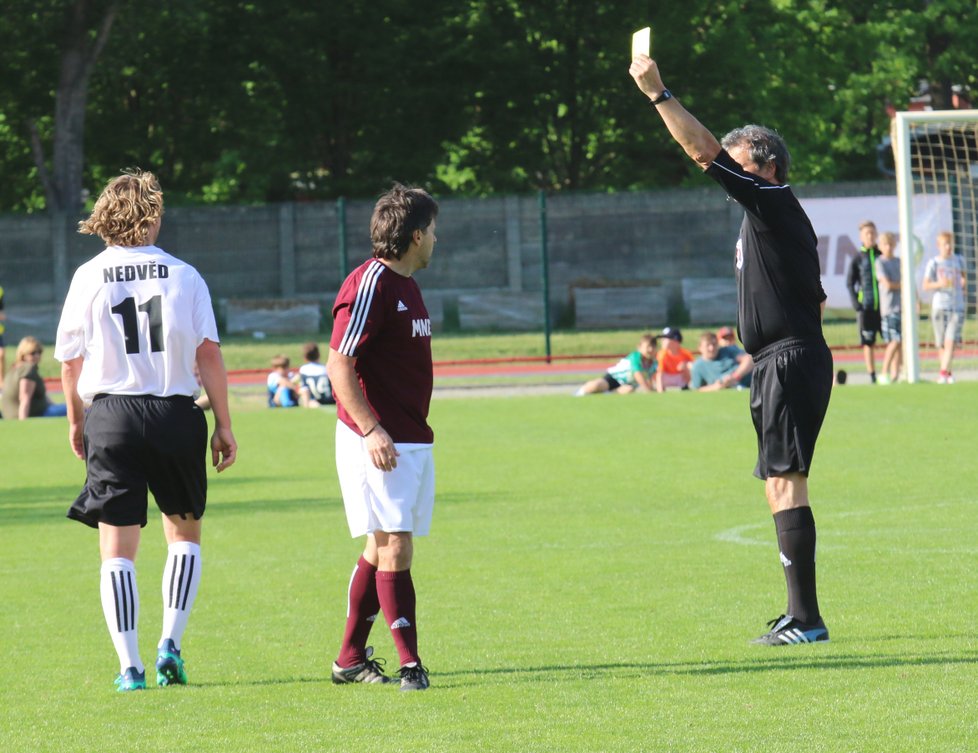 Pavel Nedvěd bojoval jak za starých časů, po jednom ze zákroků si vysloužil dokonce i žlutou kartu.