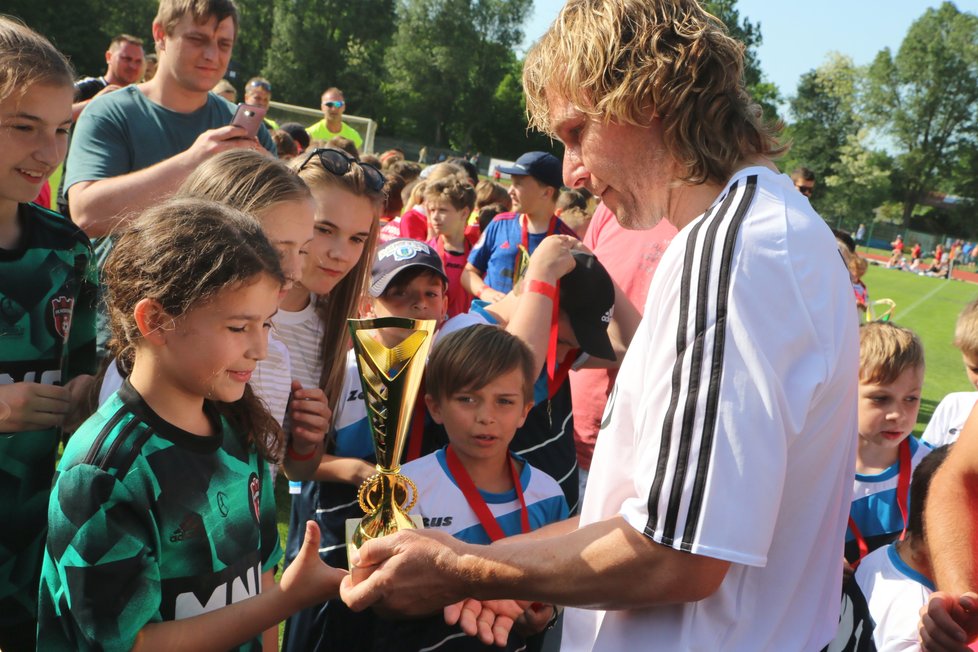 Pavel Nedvěd předal mladým fotbalistům a fotbalistkám ocenění. Ti byli z přítomnosti slavného fotbalisty nadšení.