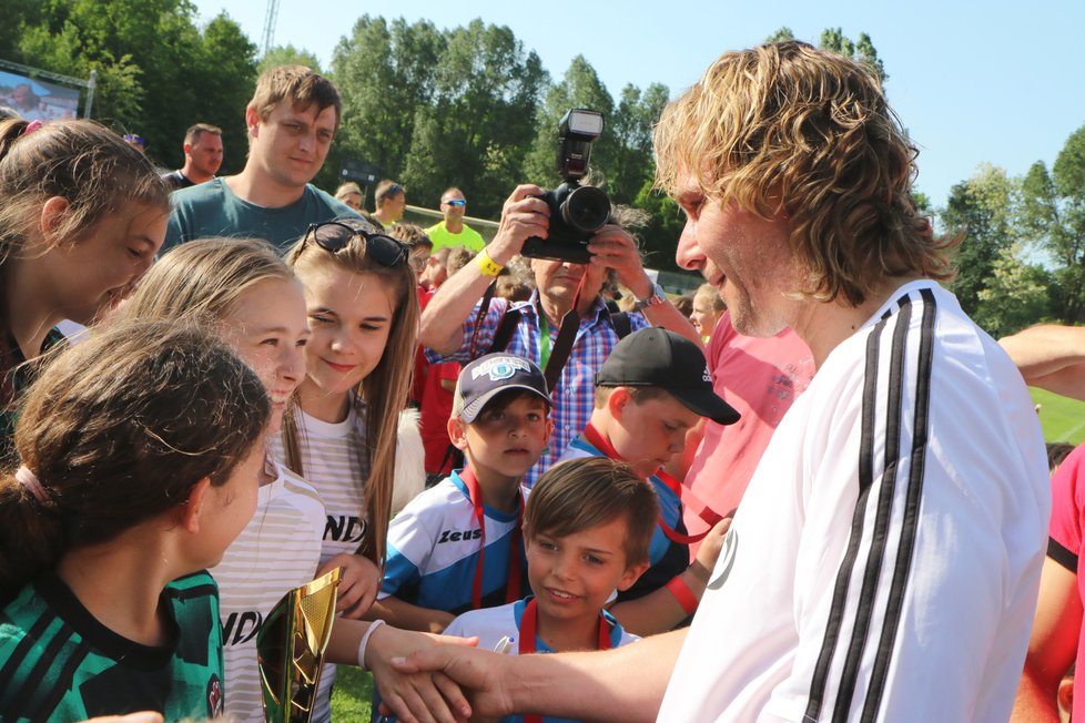 Pavel Nedvěd předal mladým fotbalistům a fotbalistkám ocenění. Ti byli z přítomnosti slavného fotbalisty nadšeni.