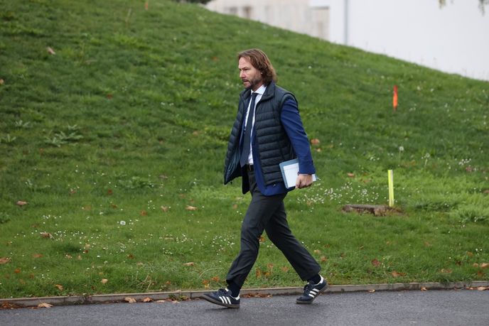 Pavel Nedvěd kráčí do sídla svazu na jednání s koučem Ivanem Haškem. Pavel Nedvěd kráčí do sídla svazu na jednání s koučem Ivanem Haškem.