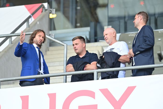 Köstl u nároďáku? Těžce nekolegiální... Vždyť je to celé do nebe volající amatéřina Köstl u nároďáku? Těžce nekolegiální... Vždyť je to celé do nebe volající amatéřina