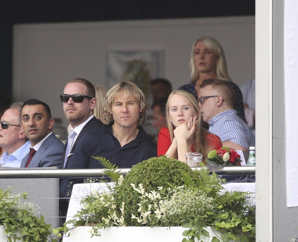 Pavel Nedvěd s mladičkou Lucií na závodech