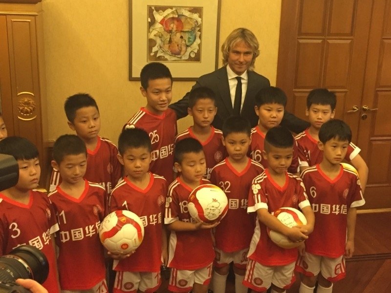 Pavel Nedvěd otevřel v Šanghaji fotbalovou školu.